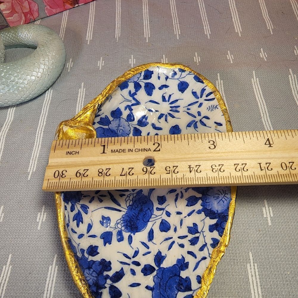 DECOUPAGE CLAM SHELL DECOUPAGE BLUE FLOWERS 💐 ON A CLAM SHELL TRINKET DISH - Picture 9 of 10